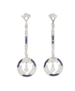 90.  Pendientes largos de zafiros y brillantes, con círculos colgantes de barrita articulada a hoja superior