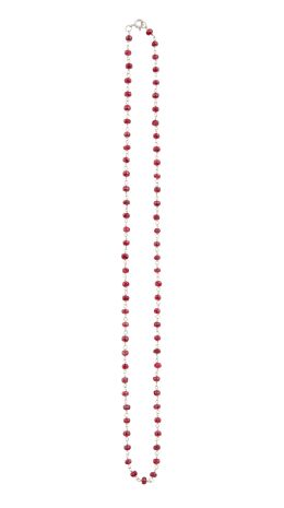 139.  Collar con rubíes facetados, alternos con tramo de cadena de platino 