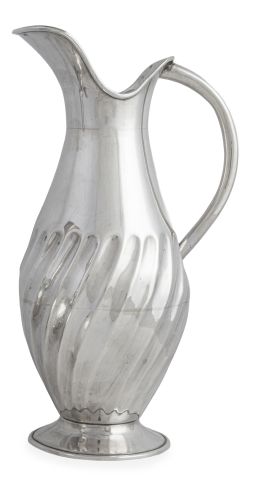 1361.  Jarra de plata con decoración gallonada, ley 900. Con marcas.S. XX.