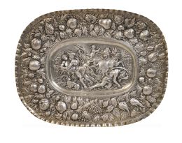 1400.  Bandeja ovalada de plata repujada con escena mitológica y perímetro con frutos. España, S. XIX.