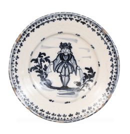 1182.  Plato de cerámica esmaltada en azul de la "serie francesa" con personaje masculino.Cataluña, S. XVIII.