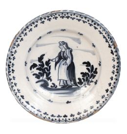1183.  Plato de cerámica esmaltado en azul, de la "serie francesa" con personaje femenino.Cataluña, S. XVIII.