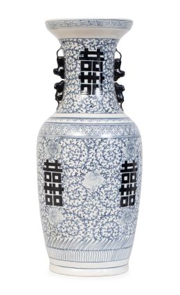 1312.  Jarrón de porcelana esmaltada en azul y blanco. Con marcas apocrifas.China, S. XIX.