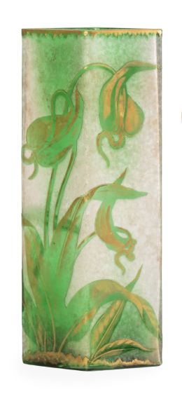 1271.  Jarrón modernista de cristal con hojas en verde y dorado al camafeo.h. 1900.