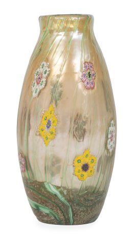 1279.  Jarrón  de cristal doblado iridiscente decorado con hilos verdes y flores.h. 1900.