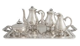 1359.  Juego de café y té de plata, decorada a martelé. Ley 916. Con marcas.Armengol, primera mitad del S. XX.