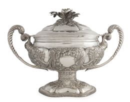 1376.  Sopera de plata con tapa rematada por rosa y asas. Con marcas.España, S. XX.