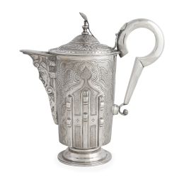 1181.  Jarra de pico de plata con decoración grabada y costillas aplicadas, sigue modelos del S. XVII. Marcas apócrifas.López, Madrid, S. XX.