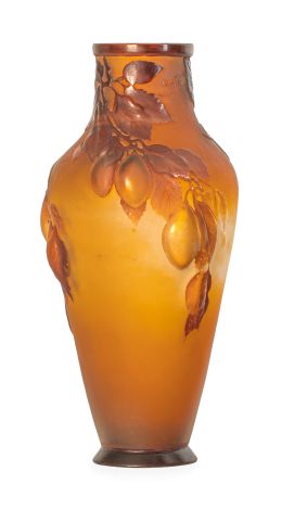 1267.  Emile Gallé (Nancy, 1846 - 1904). La firma después de 1904.Jarrón de cristal naranja doblado y tallado al camafeo, con hojas y frutos.Firmado.