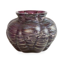 1285.  Cuenco globular de cristal morado con aplicaciones de hilos.Francia, h. 1930.