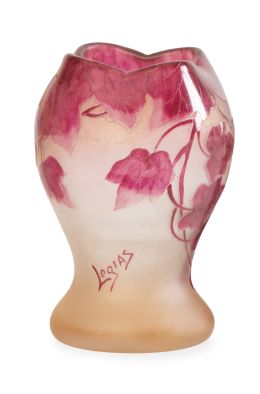 1284.  François-Théodore Legras (1839 - 1916).Jarrón Art Nouveau de cristal doblado al camafeo con hojas. Firmado.