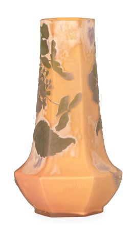 1268.  Emile Gallé (Nancy, 1846 - 1904).  La firma corresponde al periodo de 1928-1936.Jarrón facetado de cristal doblado en rosa con decoración de hojas al camafeo en verde y azul sobre rosa.Firmado.