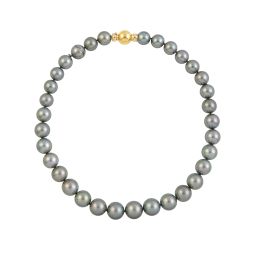 261.  Collar de perlas Tahití de tamaño creciente hacia el centro, con cierre esférico en oro liso