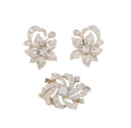 309.  Conjunto de sortija y pendientes años 50 con diseño de flores