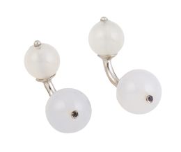 268.  Gemelos dobles con esferas de ágata blanca, con un zafiro en la de mayor tamaño