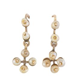 15.  Pendientes largos S. XIX con perlas de aljófar dispuestas en cruz, colgante de dos perlas superiores