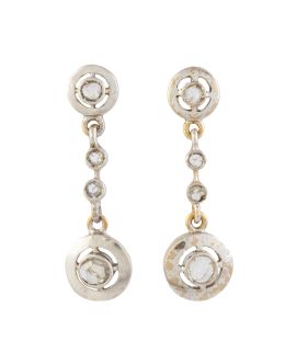 39.  Pendientes largos de pp. S. XX con diamantes en marcos de chatones lisos