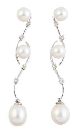 263.  Pendientes largos de perlas unidas por linéas sinuosas de oro y brillantes