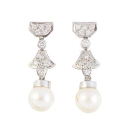 271.  Pendientes largos de perlas que penden de hojitas de brillantes