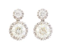 348.  Pendientes largos con dos solitarios colgantes que suman 4 ct, y brillantes superiores de menor tamaño, engastados en garras sobre marco ondulado