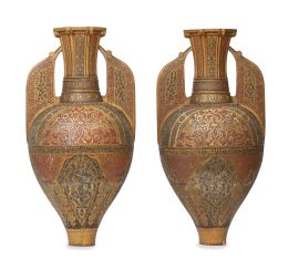 573.  Pareja de "Vasos de la Alhambra".Copian al jarrón de las gacelas de la Alhambra del período Nazarí (1301-1400).Barro cocido con decoración estucada, en verde, azul y dorado.Quizás Rafael Contreras, mediados del S. XIX.