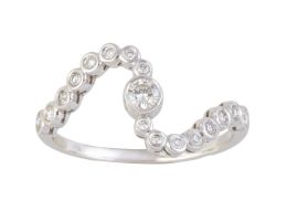 205.  Sortija de chatones de brillantes en frente sinuoso