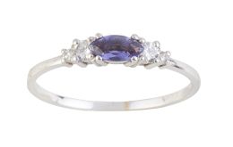 207.  Sortija con zafiro talla navette flanqueado por brillantes escalonados