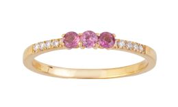 197.  Sortija tresillo de zafiros rosas, flanqueado por cinco brillantes sobre el aro