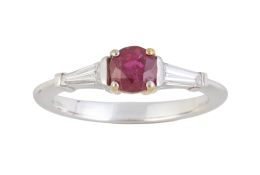 206.  Sortija con rubí circular de 0,50 ct aprox, flanqueado por dos diamantes talla trapecio