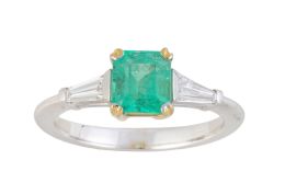249.  Sortija con esmeralda cuadrada de 0,80 ct aprox, flanqueada por diamantes talla trapecio
