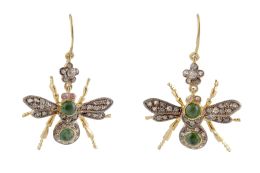 39.  Pendientes diseño de abeja, con cuerpo de esmeraldas, alas de diamantes y ojos de espinela roja