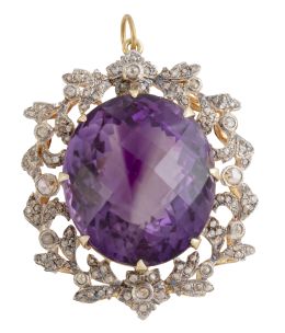 72.  Colgante con gran amatista oval facetada en marco floral de diamantes
