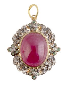 53.  Colgante con cabuchón de rubí en marco de hojitas de diamantes