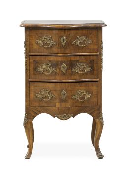 1213.  Cómoda de madera de nogal con bronces dorados.Principios del S. XX.