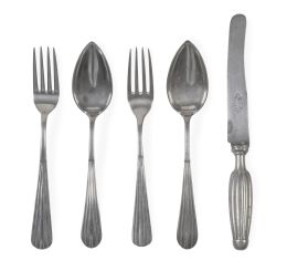 1278.  Juego de cinco cubiertos gallonados de plata. Con marcas.Griñón, Madrid, 1854.
