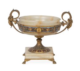 1135.  "Tazza" de alabastro montada en bronce dorado con esmalte.Francia, S. XIX.