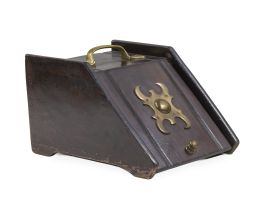 1382.  Carbonera de madera con latón aplicado.Inglaterra, principios del S. XX.