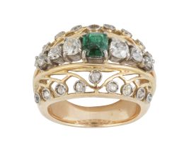 153.  Sortija años 50 con montura de hilo calada, decorada en línea central con esmeralda entre líneas de brillantes de talla antigua  