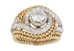 155.  Sortija años 50 de cordoncillo en oro y brillantes, coronada por un brillante central de 0,50 ct aprox, entre líneas sinuosas de brillantes