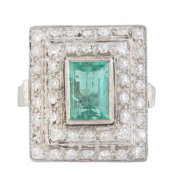 299.  Sortija con esmeralda rectangular de 1,70 ct aprox. y doble