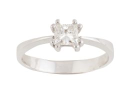 300.  Sortija solitario con diamante talla princesa de 0,25 ct aprox, engastado en cuatro garras dobles