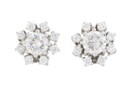 291.  Pendientes rosetón de brillantes, con dos brillantes centrales que suman 1,80 ct total, olados de brillantes, engastados en garras