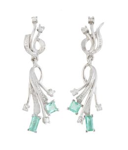 290.  Pendientes largos con cintas decoradas con brillantes y esmeraldas 