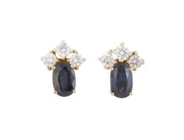 287.  Pendientes con zafiro talla oval coronado por trio de brill