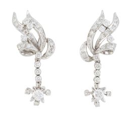 323.  Pendientes largos de brillantes con hojitas de las que pende línea de chatones y brillante de mayor tamaño