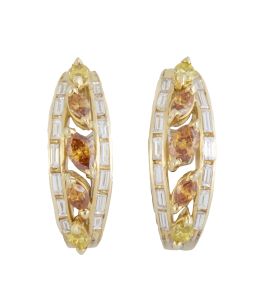235.  Pendientes de diamantes fancy talla navette en banda arqueada, flanqueados por diamantes incoloros talla navette