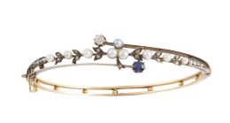 57.  Brazalete rígido c.1870 de perlas naturales, con trébol central decorada con zafiro y brillante de talla antigua