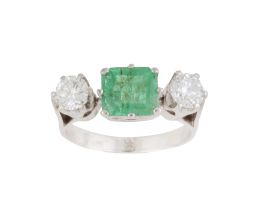 288.  Sortija con esmeraldas central de 2,30 ct aprox flanqueado por dos brillantes