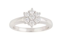 266.  Sortija rosetón de brillantes en montura de garras