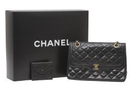 415.  Bolso CHANEL vintage modelo Diana, y monedero CHANEL, con s